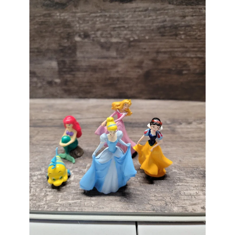 Lot of Disney Princess Figures.